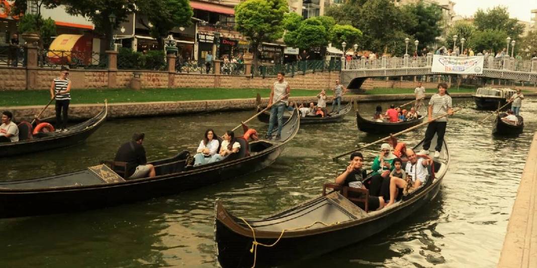 Türkiye’nin yerli Venedik’i! İstanbul ve Ankara’ya bir tren mesafesinde: Avrupa’yı aratmayan bu şehre akın var! 2